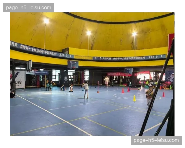 “防守训练营”兴起:青少年篮球培训愈发重视防守脚步与意识培养 “防守训练营”兴起:青少年篮球培训愈发重视防守脚步与意识培养